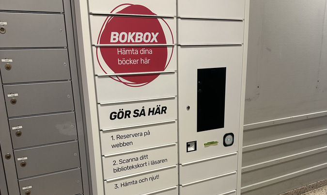 Bilden visar en bokbox i anslutning till Finspångs kommuns huvudbibliotek.